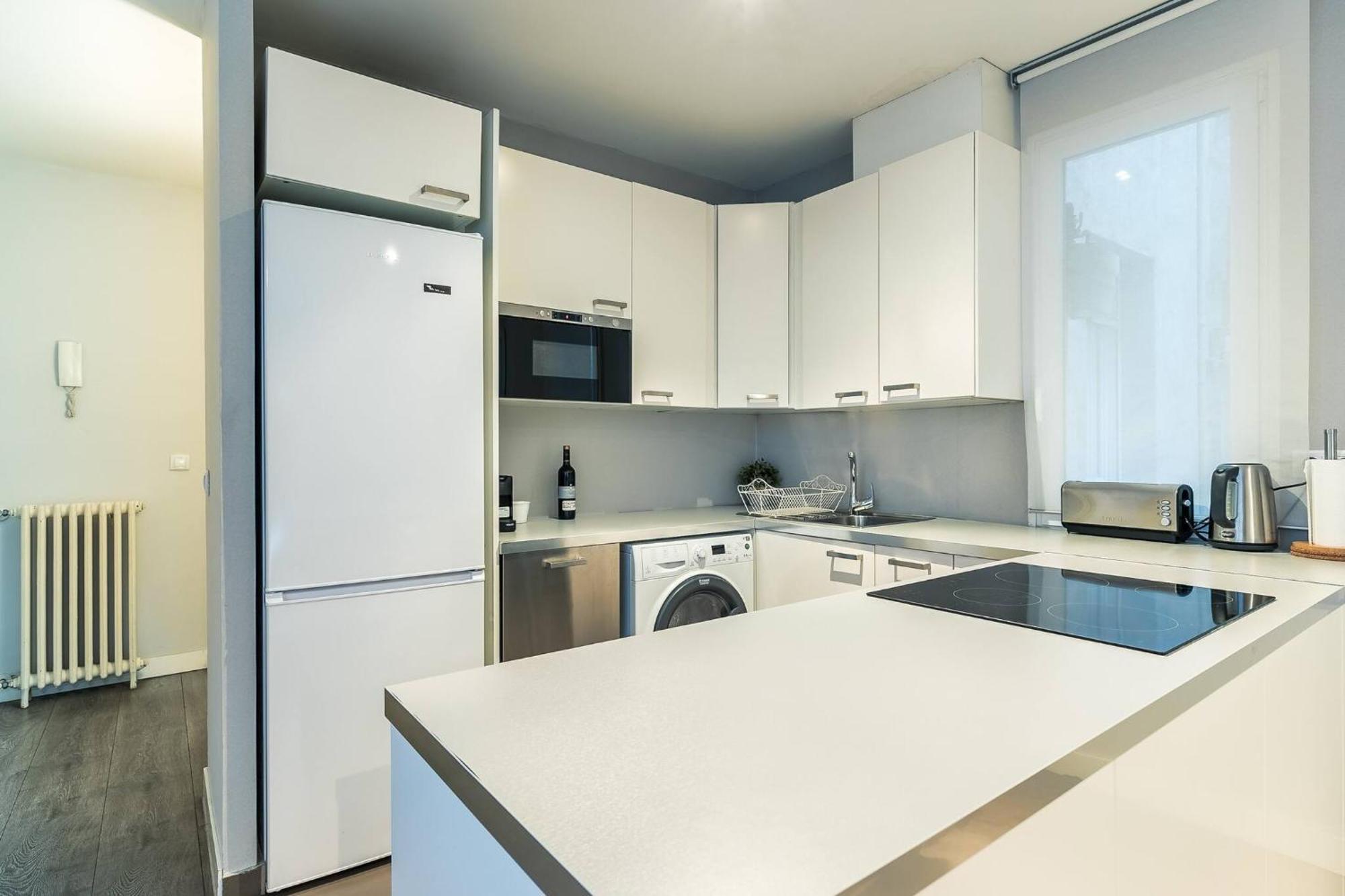 Castellana Suites Мадрид Екстериор снимка