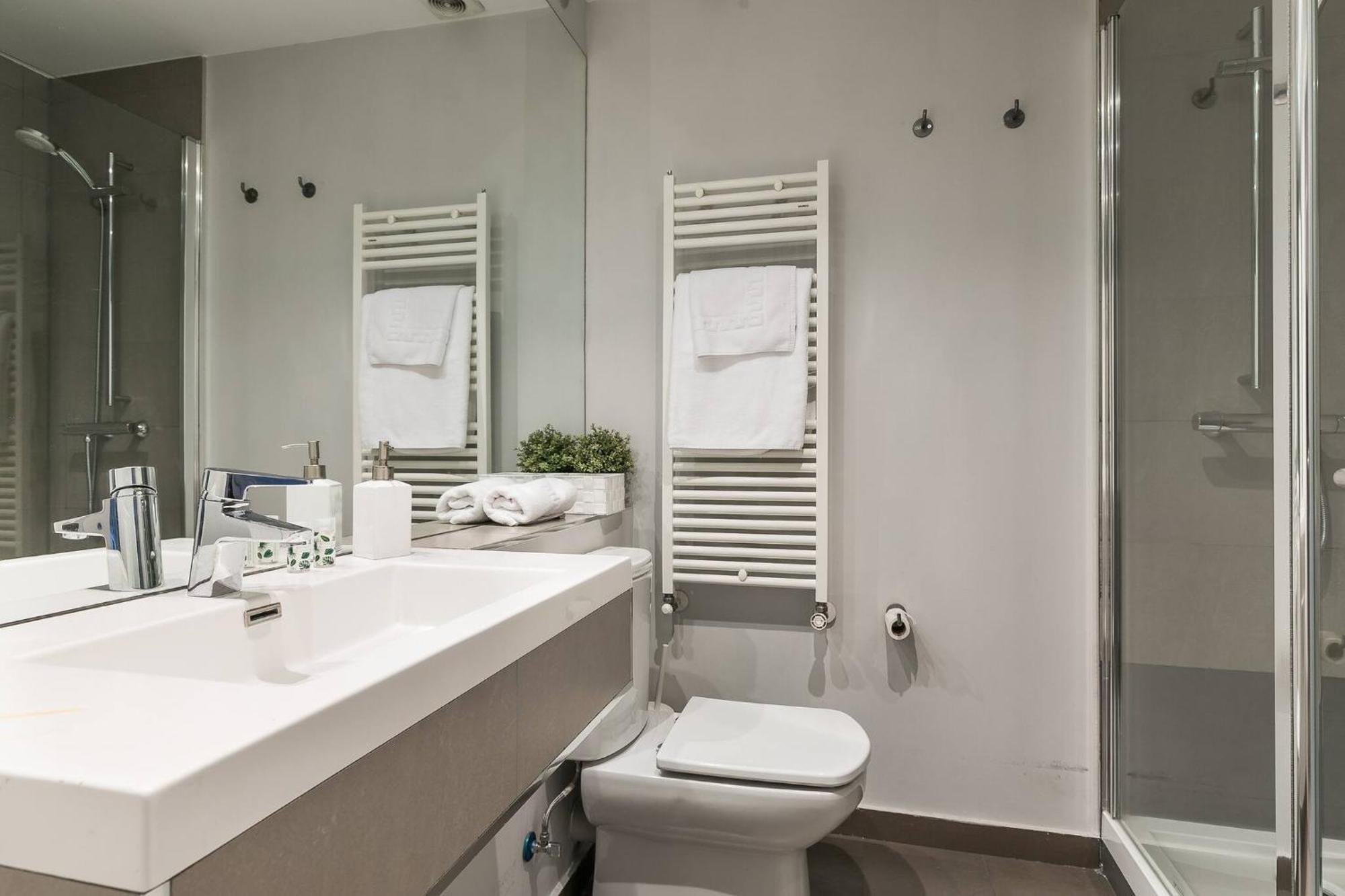 Castellana Suites Мадрид Екстериор снимка